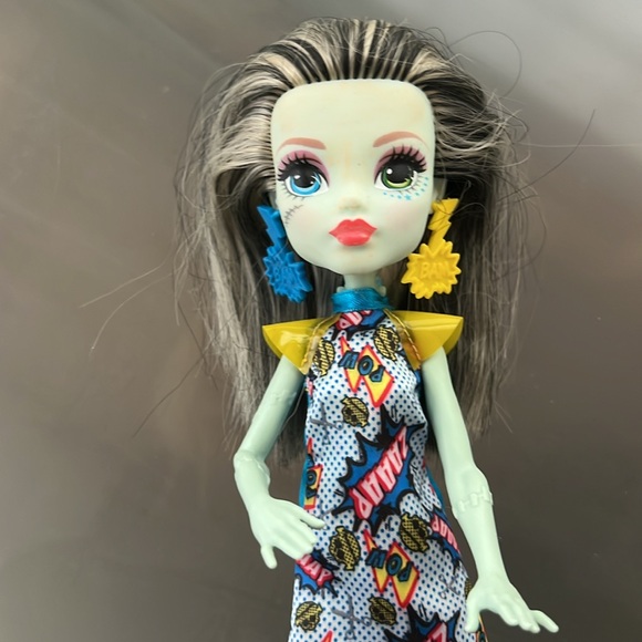 ⚡️2015 Frankie Stein from Monster High with Blue ZAAAP POW Dress & Yellow Shoes - Picture 3 of 17